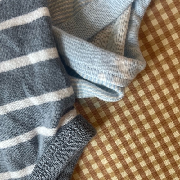 Bundle of 7 onesies + 3 bibs gerber / Carter's.
3-6 Months - Picture 12 of 12